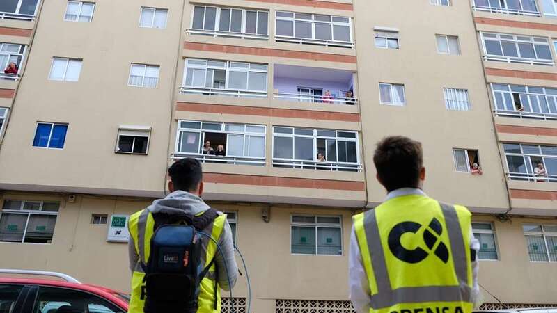 Vecinos de Telde, en sus balcones aplaudiendo como todas las tardes, en una imagen de archivo (Foto TA)
